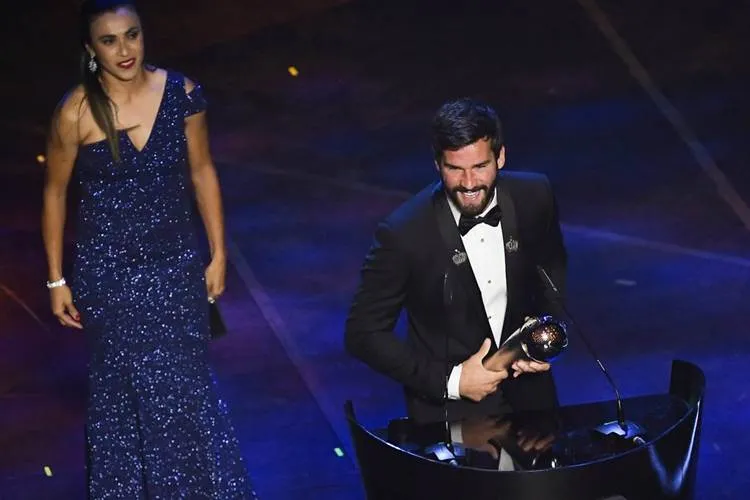 Cássio Manga - Charge do melhor goleiro do mundo: Alisson