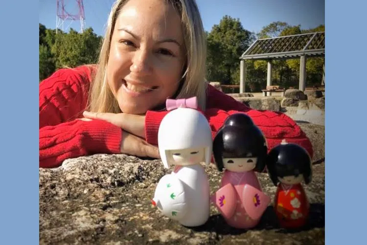 Márcia Sakumoto: Kokeshi, pequenas bonecas japonesas