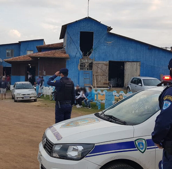 POLÍCIA E JUSTIÇA ANDANDO DE CHARRETE