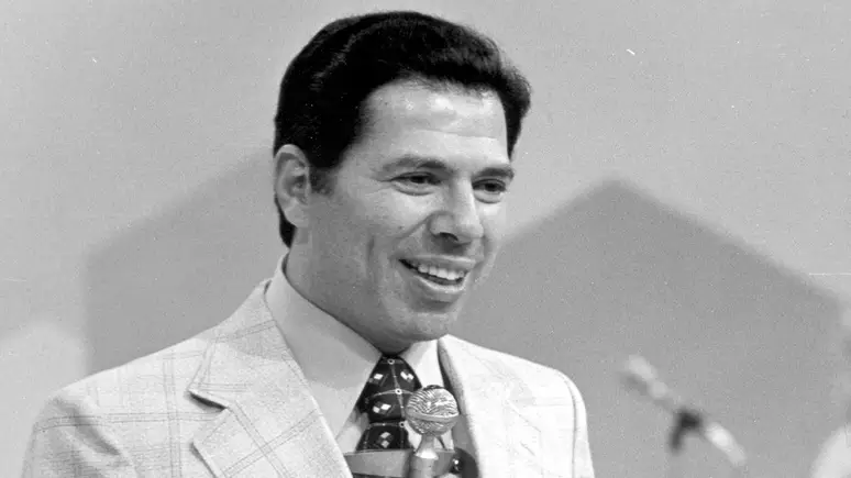 Silvio Santos: A Trajetória do Ícone da Televisão Brasileira e Seu Legado Imortal